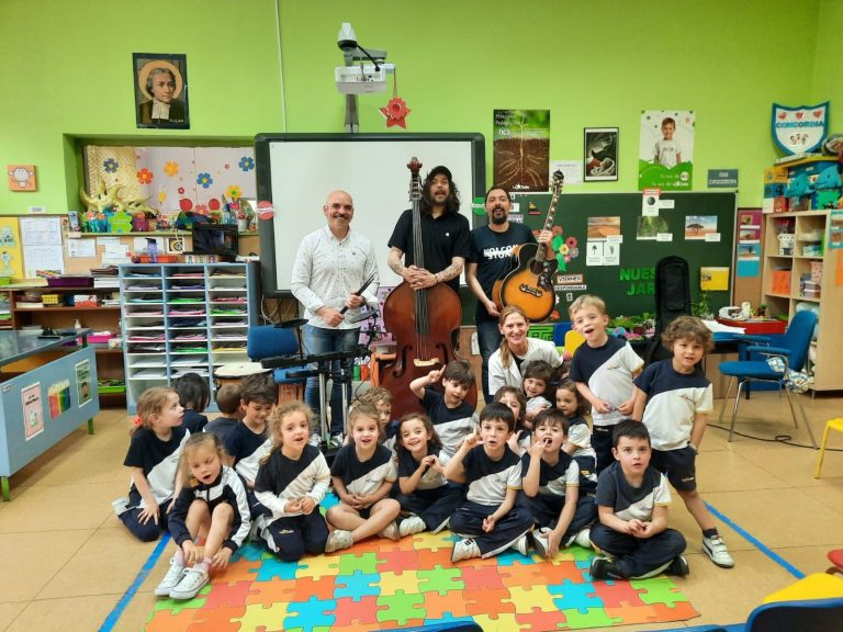 Mini concierto en el aula de 2°A de Infantil.